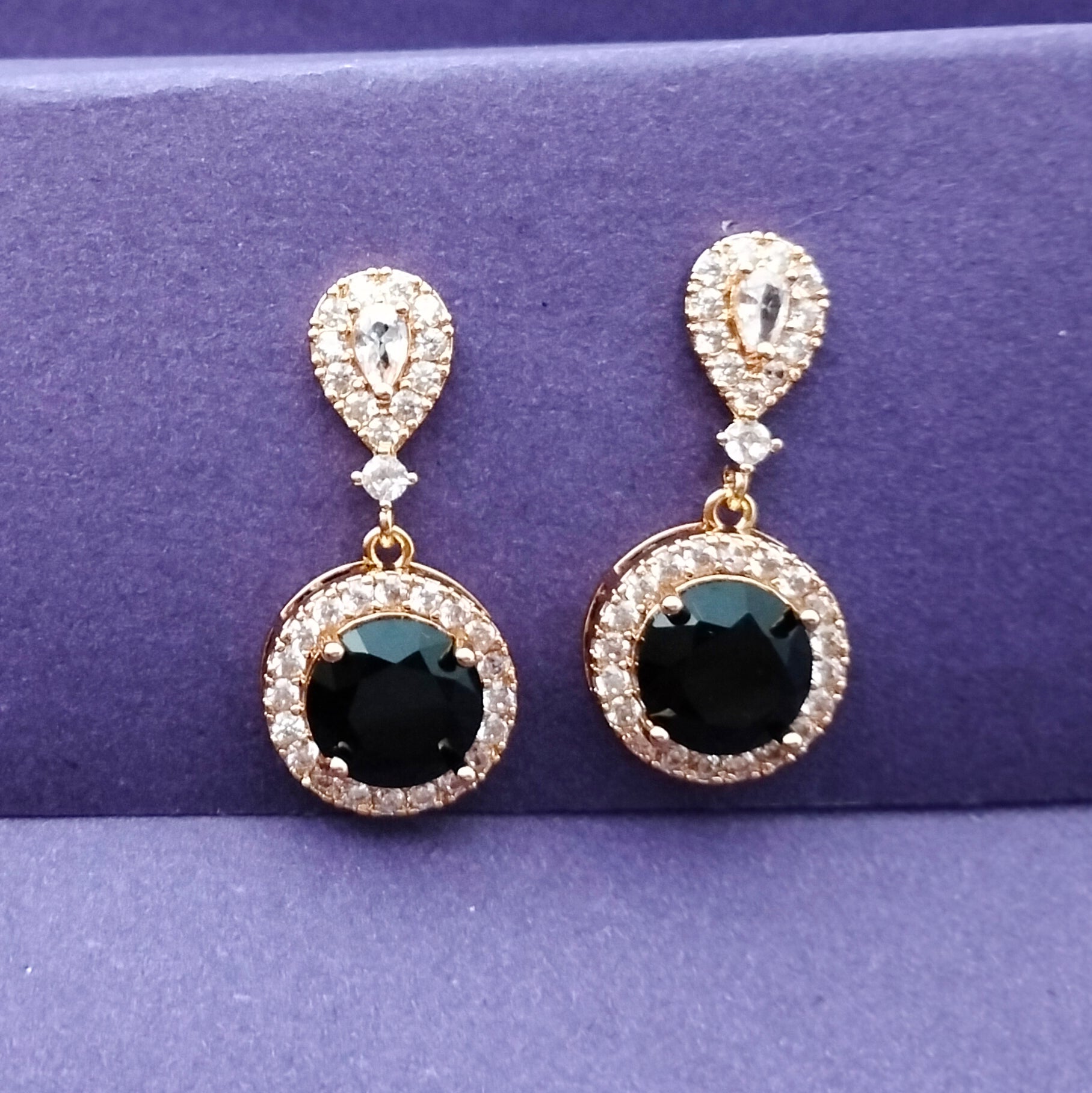 Amulet earrings (Black)